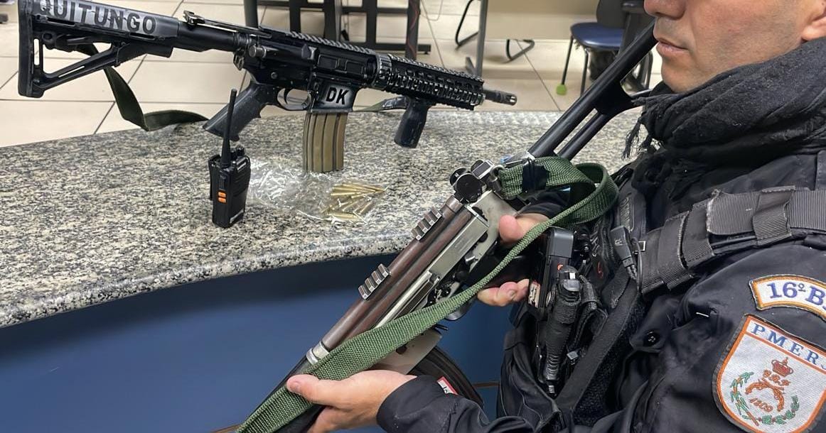 Policiais de Olaria apreendem fuzil e munições na Comunidade do Quitungo